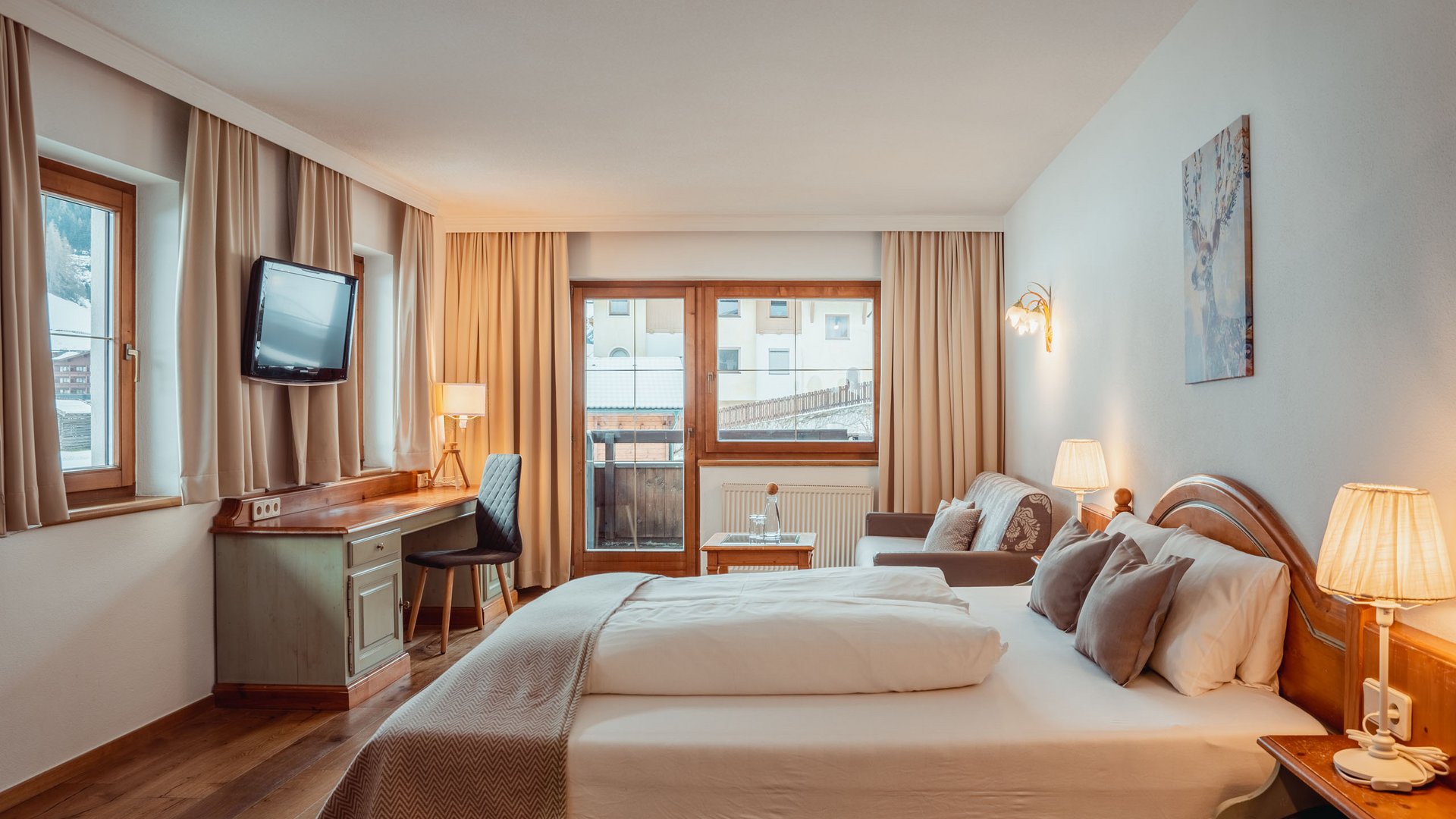Willkommen im Hotel in Neustift im Stubaital! Gemütliches Hotelzimmer mit doppelt bequemen Bett, Schreibtisch und Couch